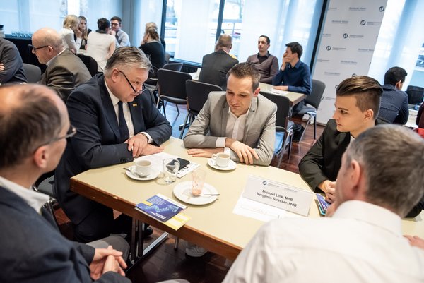 Strenge Blicke wechseln die Besitzer. 