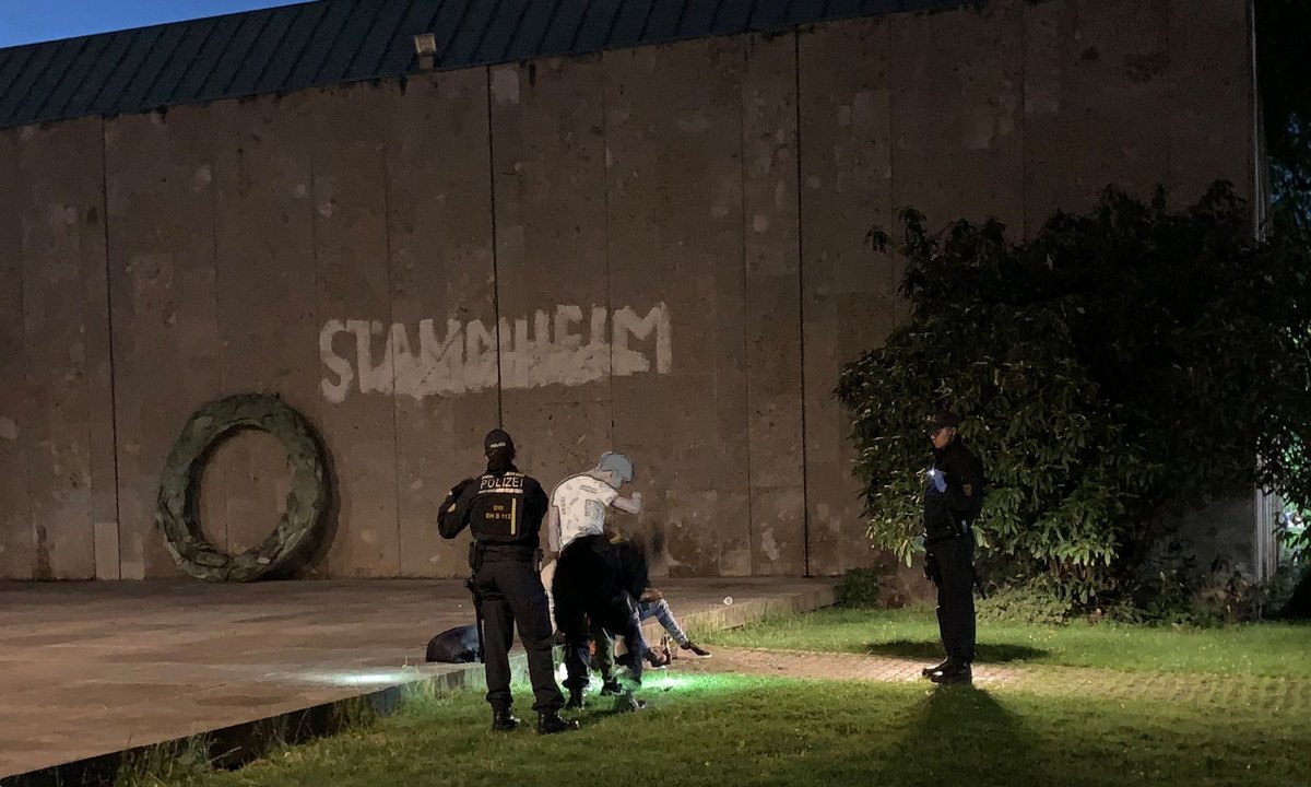 ... und vor dem Glastrakt des WKV. ... und vor dem Glastrakt des WKV.