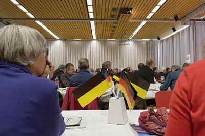 Fahnen- statt Blumengestecken, für die heimelige Atmosphäre.