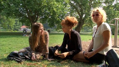 Mit den Freundinnen fällt die Maske fast.