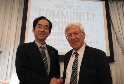 Unser Autor (rechts) mit Fukushimas Bürgermeister, Kaoru Kobayashi, der "Deutschland als Zugpferd der weltweiten Energiewende" sieht.