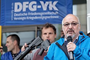 Friedensaktivist Jürgen Grässlin vor der Stuttgarter Staatsanwaltschaft im April 2015.
