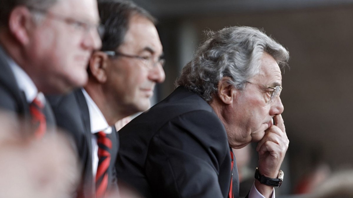 Volltreffer im April 2011: Der VfB-Aufsichtsratsvorsitzende und Arbeitgeberpräsident Dieter Hundt (rechts) beim Heimspiel in Stuttgart, neben ihm der damalige VfB-Präsident Erwin Staudt. Fotos: Joachim E. Röttgers