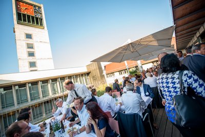 Get-together auf der Dachterasse: Die da oben feiern da oben. 