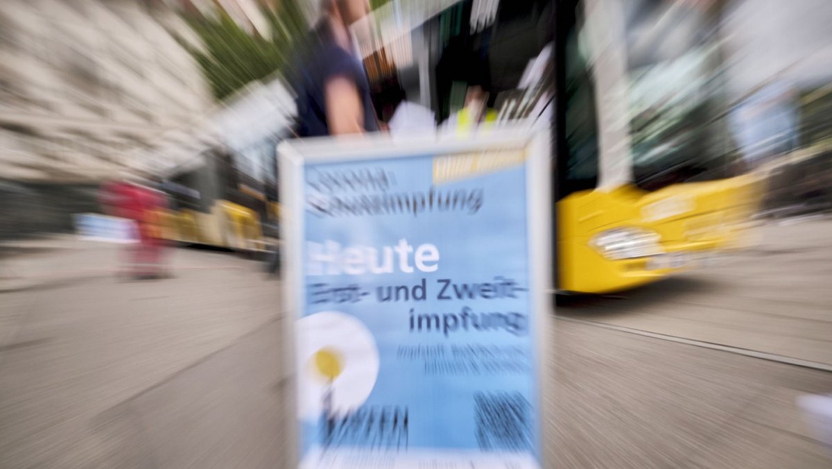 Wer da nicht stolpert! Werbung für den Corona-Impfbus. Wer da nicht stolpert! Werbung für den Corona-Impfbus.