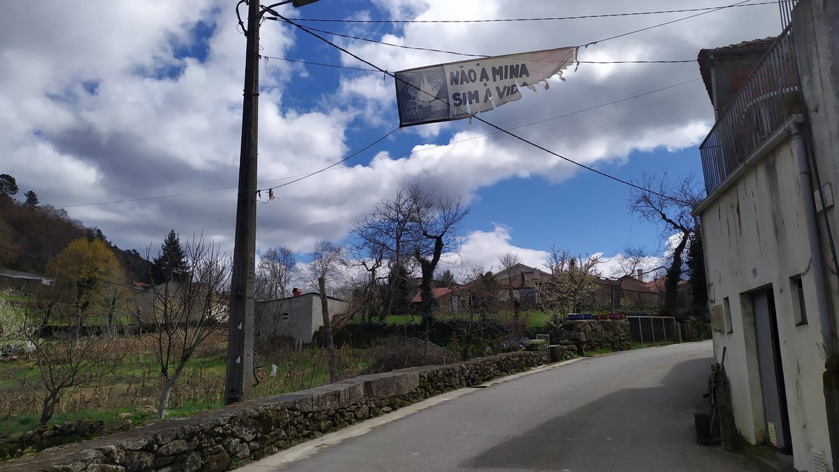 Protestbanner über der Zufahrtsstraße von Covas: "Nein zur Mine, ja zum Leben".