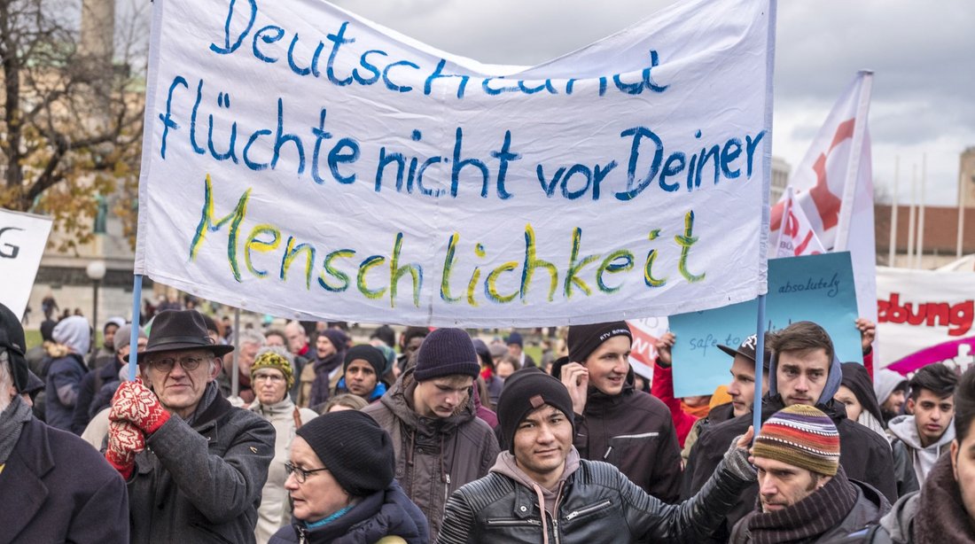Ein Appell auf der Demo "Für eine Welt, in der niemand fliehen muss", Dezember 2017 in Stuttgart. 