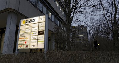 Leuchtende Farben vor düsterem Pressehaus. Fotos: Joachim E. Röttgers