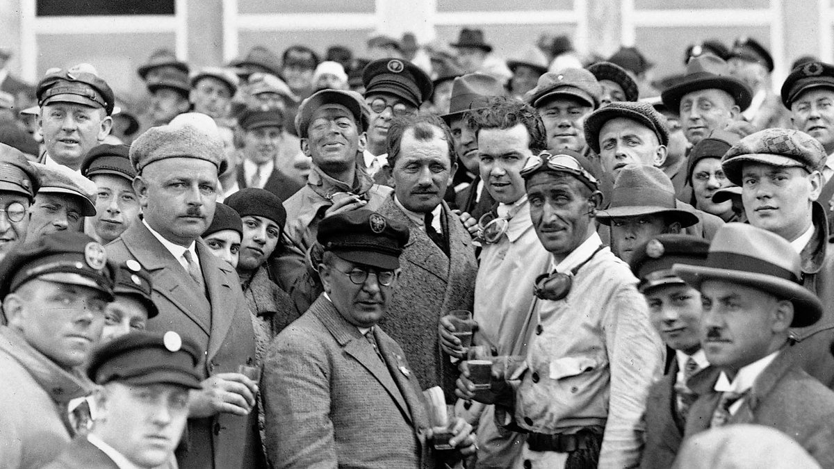 Nach der Eröffnung des Nürburgrings 1927: Rosenberger pustet lachend Rauch aus, vor ihm steht Ferdinand Porsche. Foto: Mercedes-Benz Classic