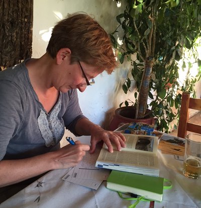 "Was? Sie schreiben noch Postkarten?" Kontext-Autorin Verena Großkreutz. 