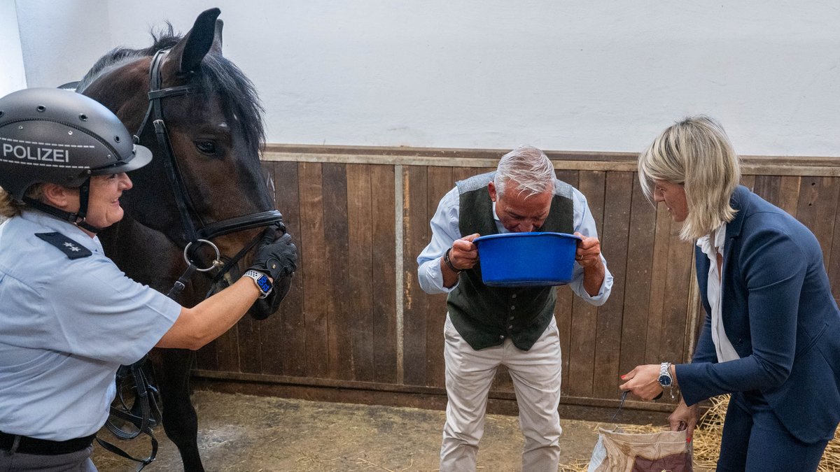 "Mmh, riecht gut." Thomas Strobl prüft höchstpersönlich Floris Futter. 