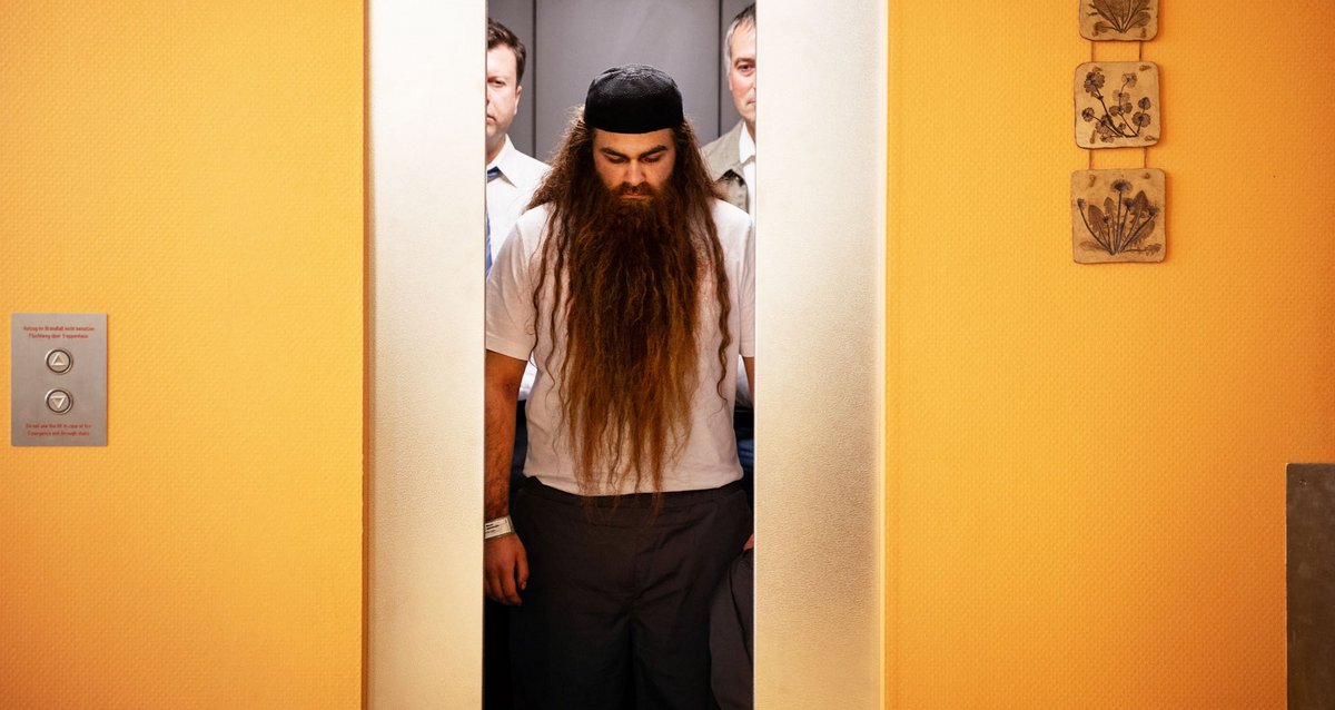 Er sieht halt aus wie ein Taliban: Murat Kurnaz (Abdullah Emre Öztürk) bei der Ankunft auf dem US-Militärstützpunkt in Ramstein. Er sieht halt aus wie ein Taliban: Murat Kurnaz (Abdullah Emre Öztürk) bei der Ankunft auf dem US-Militärstützpunkt in Ramstein.