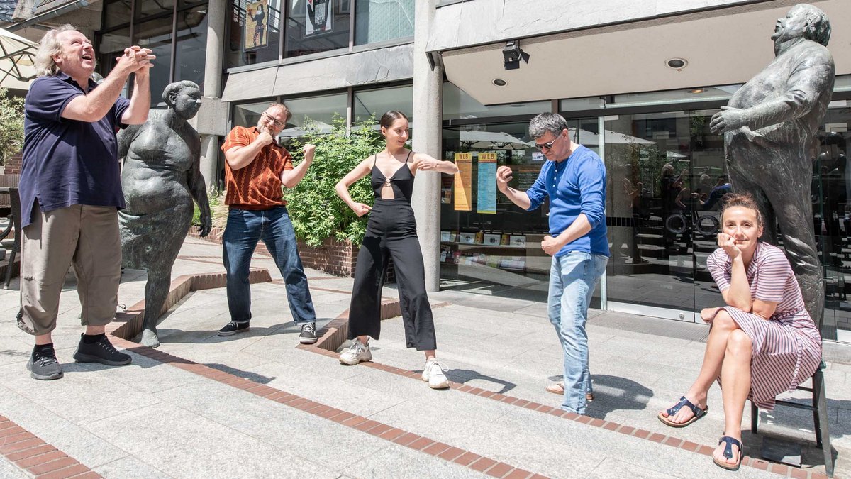 Vor der Württembergischen Landesbühne zeigen sich die Schauspieler:innen auch mal arbeitskämpferisch. Fotos: Jens Volle
