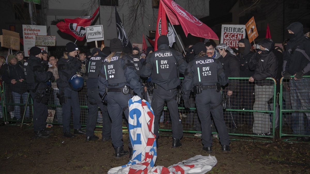 Ob jetzt alle Vermummten mit Polizeibesuch rechnen müssen? Anti-AfD-Demo in Freiburg im Feburar 2025. Foto: Julian Rzepa