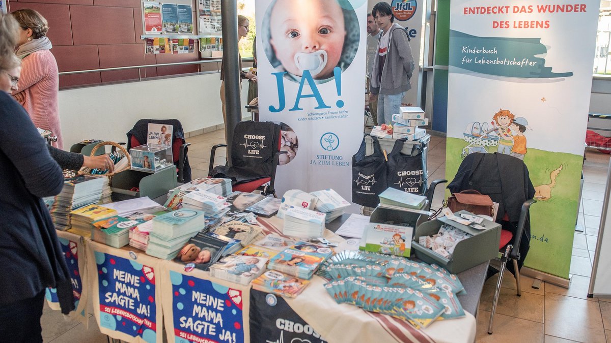Stand beim Abtreibungskongress in Schwäbisch Gmünd 2022. Fotos: Jens Volle
