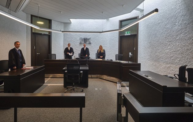 Links der Anwalt von Veronika Kienzle, rechts die leere Bank des Klägers.