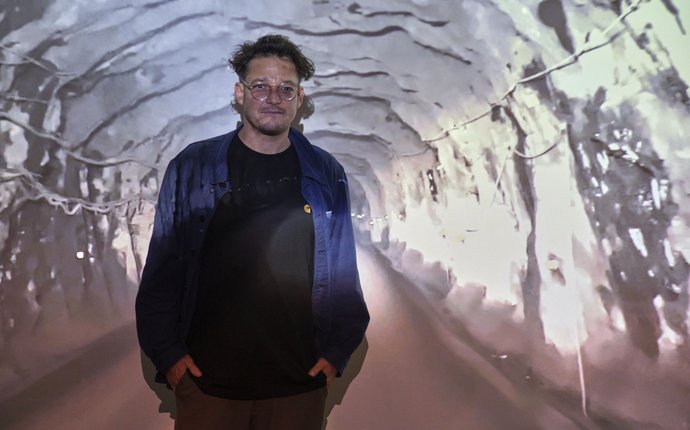 Der chilenische Künstler Ignacio Acosta im virtuellen Bergbaustollen von Kiruna.
