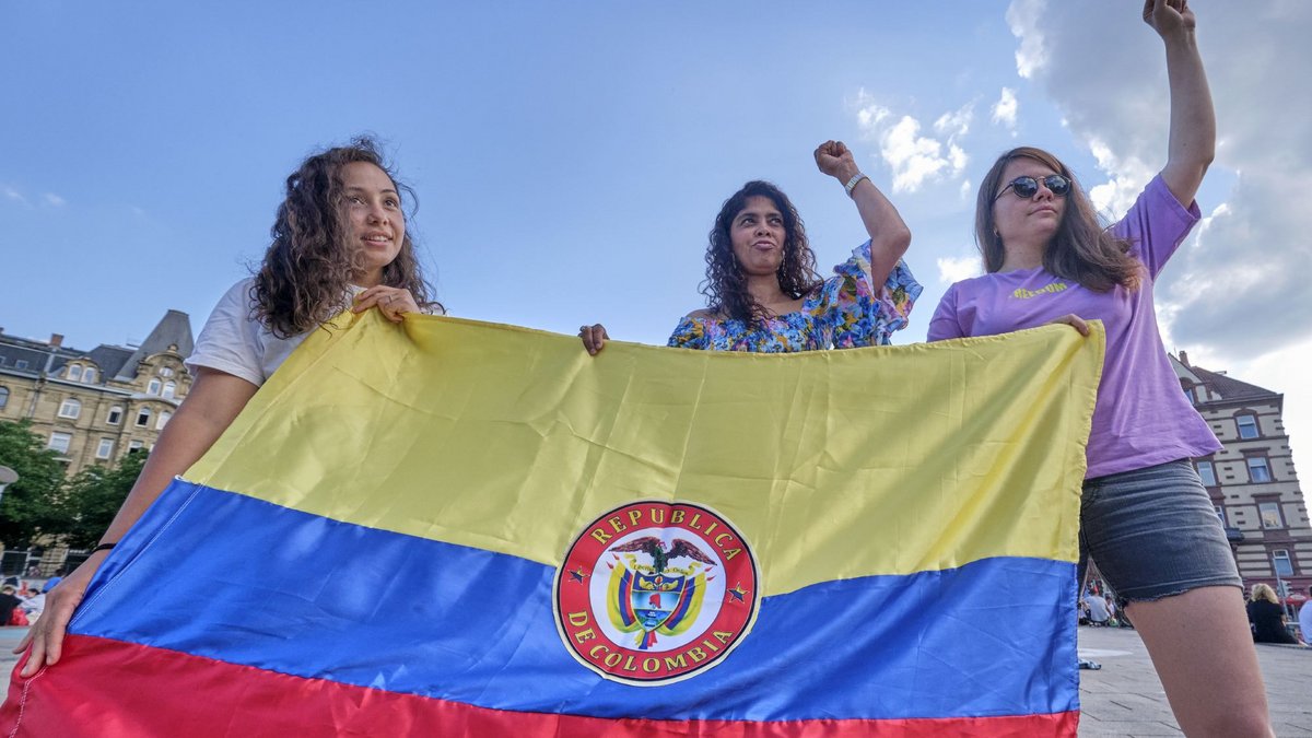 Auf dem Stuttgarter Marienplatz: Demonstrantinnen klagen die staatliche Gewalt in Kolumbien an. Foto: Joachim E. Röttgers