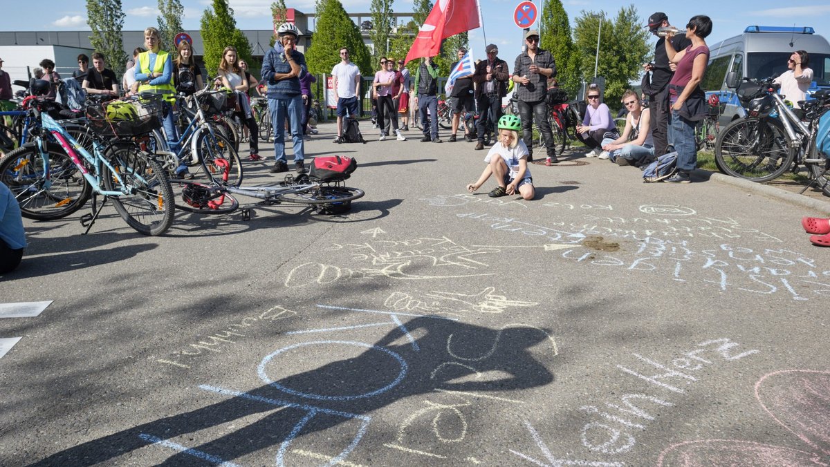 Vor dem Gelände des Kopp-Verlags.