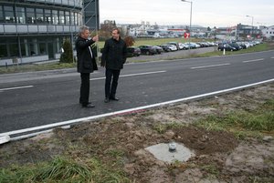 "Passt." Matthias Bock begutachtet einen neuen Standort für das Gärtringer Ortsschild. 