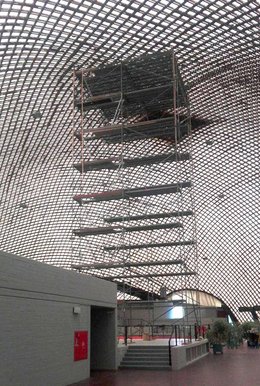 Ein Gerüstturm schützt vor Einsturz. Foto: Kontext