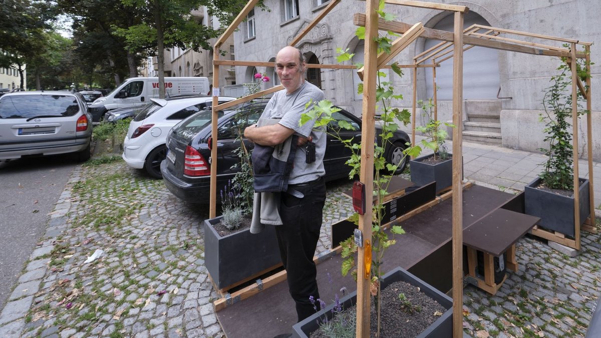 Peter Haury in seinem Handwagen. Fotos: Joachim E. Röttgers