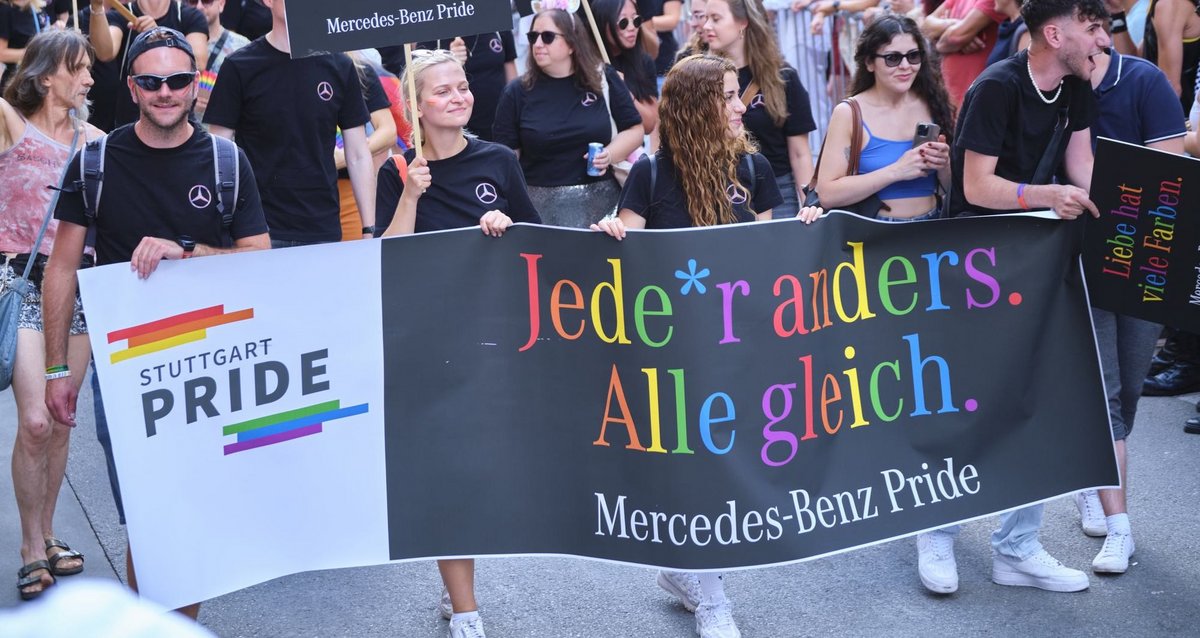 Marschierten am 30. Juli in Firmenleibchen durch Stuttgart: Mitsponsor Mercedes-Benz. Fotos: Joachim E. Röttgers