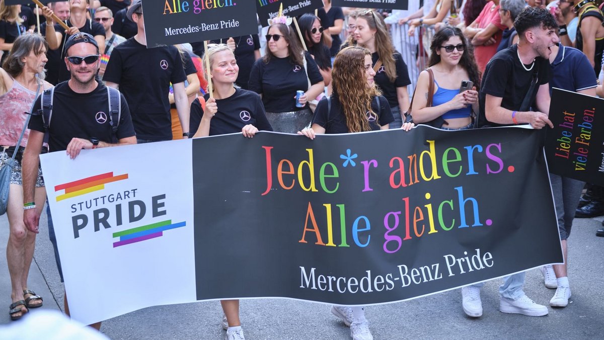 Marschierten am 30. Juli in Firmenleibchen durch Stuttgart: Mitarbeiter:innen des Mitsponsors Mercedes-Benz. Fotos: Joachim E. Röttgers