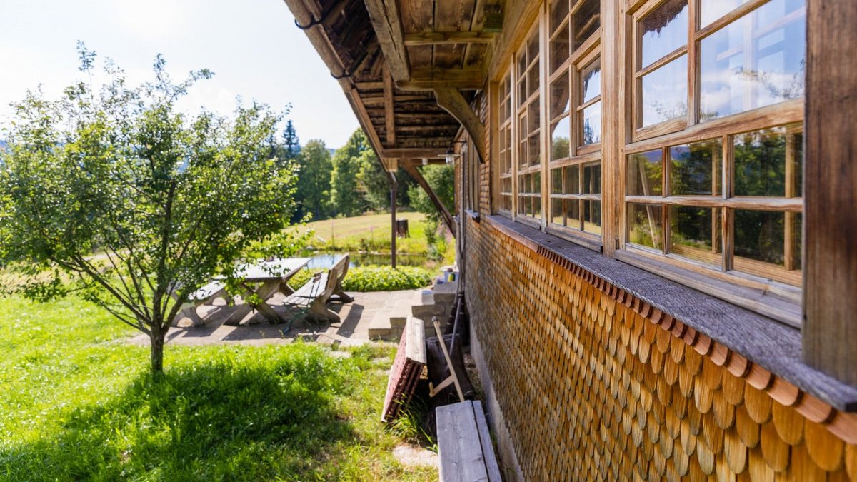 ... und auch die Holzschindeln und Fenster sind restauriert im alten Stil.