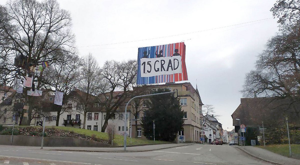 Das erste Baumhaus. Das Banner muss weg, weil es die Autofahrer ablenkt. Foto: Klimacamp Ravensburg