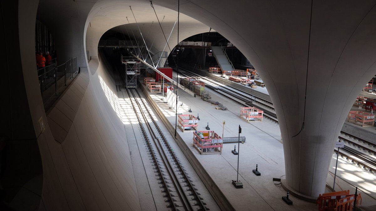 Gleise liegen schon, digital verknotet werden muss noch einiges: Tiefbahnhof-Baustelle im April 2025. Foto: Julian Rettig