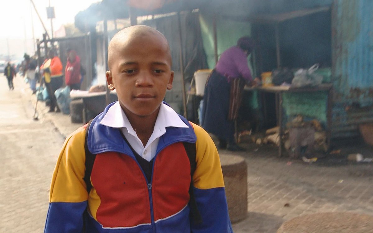 Zu Fuß und in kaum fahrtauglichen Taxis pendelt Luniko täglich durch Khayelitsha, eines der größten Townships Südafrikas. Auf dem Schulweg hat der Zwölfjährige Angst, überfallen zu werden. Zu Fuß und in kaum fahrtauglichen Taxis pendelt Luniko täglich durch Khayelitsha, eines der größten Townships Südafrikas. Auf dem Schulweg hat der Zwölfjährige Angst, überfallen zu werden.