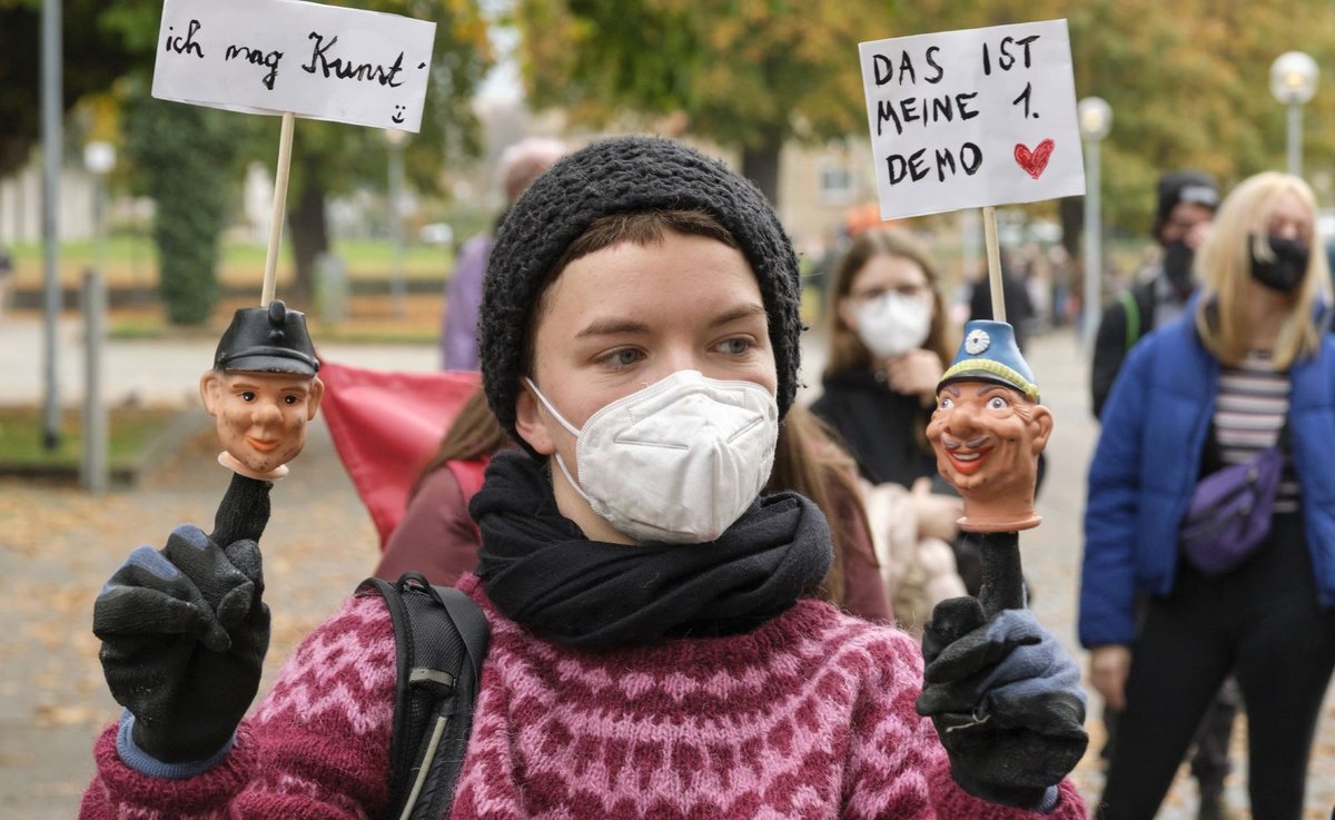 Figurentheater-Studentin am 11.11. vor der Stuttgarter Oper. Mehr Demo-Bilder mit Klick auf den Pfeil. Fotos: Joachim E. Röttgers