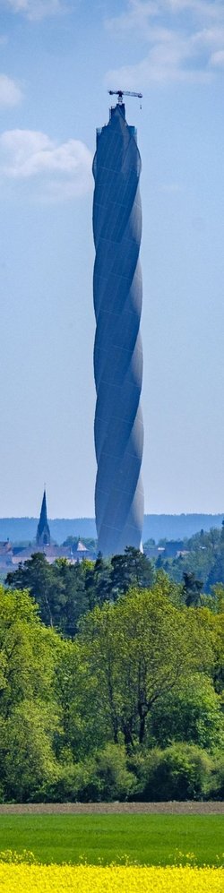 Der Thyssenkrupp-Testturm bei Rottweil, 246 Meter hoch. Der Thyssenkrupp-Testturm bei Rottweil, 246 Meter hoch.
