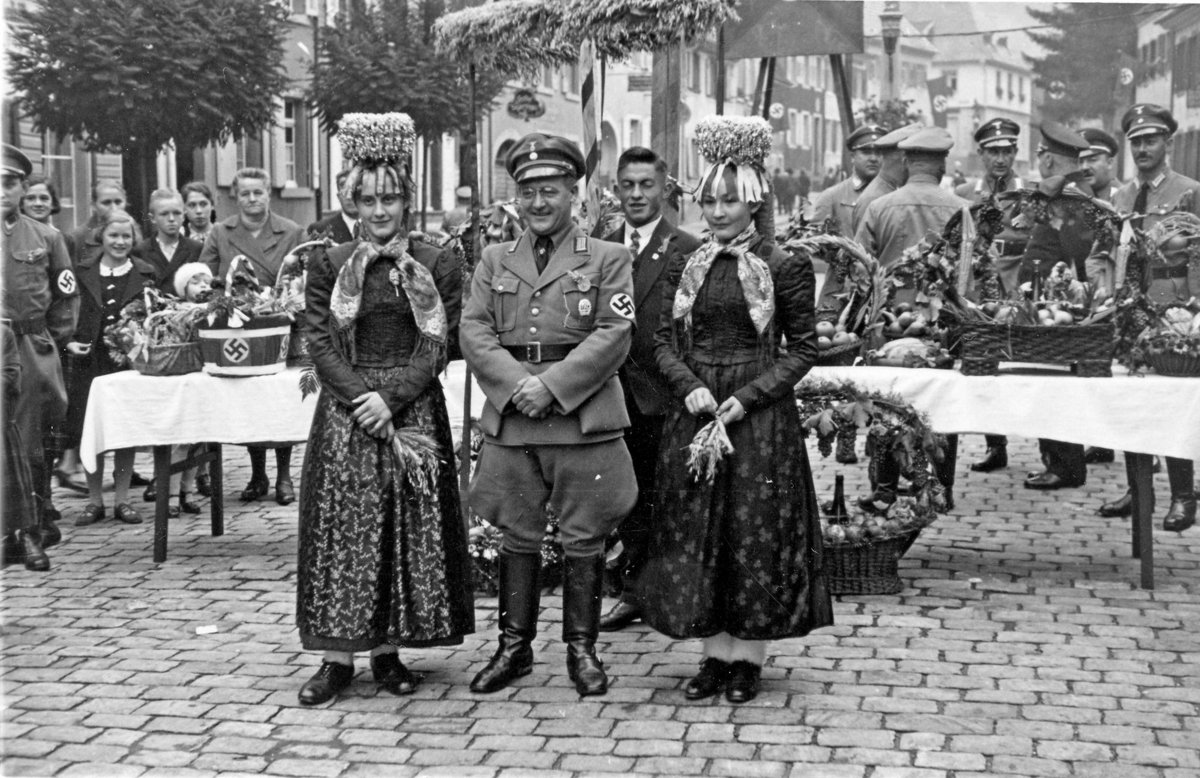 Nazi zwischen Trachtenmädchen: Waldkirchs NS-Bürgermeister Max Kellmayer beim Erntedankfest. Foto: Stadtarchiv Waldkirch