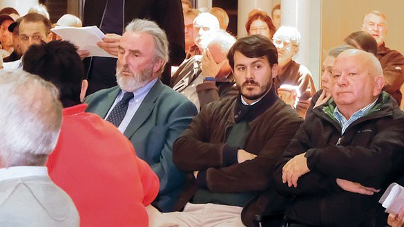 Die Adelsbank: Erich (grauer Bart) und Ludwig von Waldburg (brauner Bart) unterm Wurzacher Volk. Foto: Uli Gresser