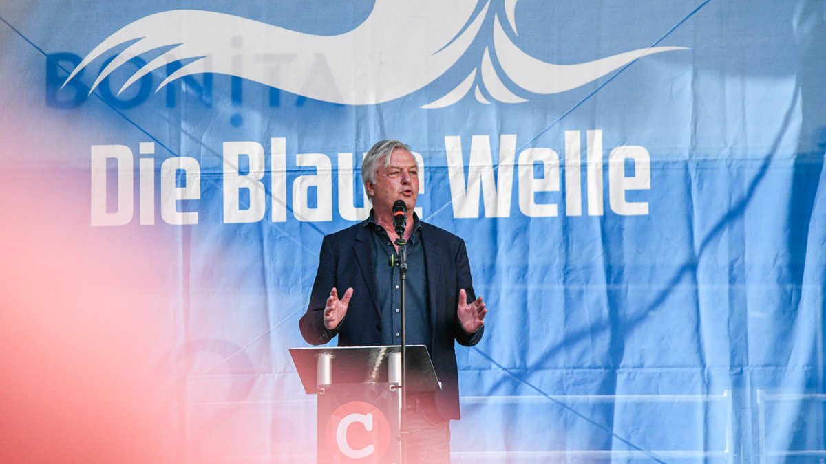 "Compact"-Herausgeber Jürgen Elsässer am 18. Mai 2024 auf dem rechtsextremistischen "Volksfest" in Wertheim. Foto: Jason Tschepljakow, dpa