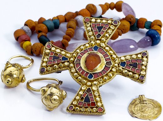 Beigabe zu einem Frauengrab, Lauchheim, Ende 7. Jahrhundert: Gewandschließe. Foto: Landesamt für Denkmalpflege im Regierungspräsidium Stuttgart, Yvonne Mühleis Beigabe zu einem Frauengrab, Lauchheim, Ende 7. Jahrhundert: Gewandschließe. Foto: Landesamt für Denkmalpflege im Regierungspräsidium Stuttgart, Yvonne Mühleis