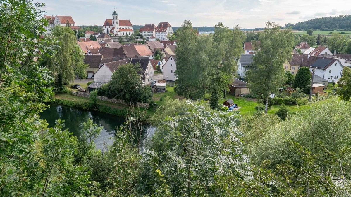 Im oberschwäbischen Scheer bei Sigmaringen. Das Dorf ist klein (2.500 Seelen), die Donau auch.