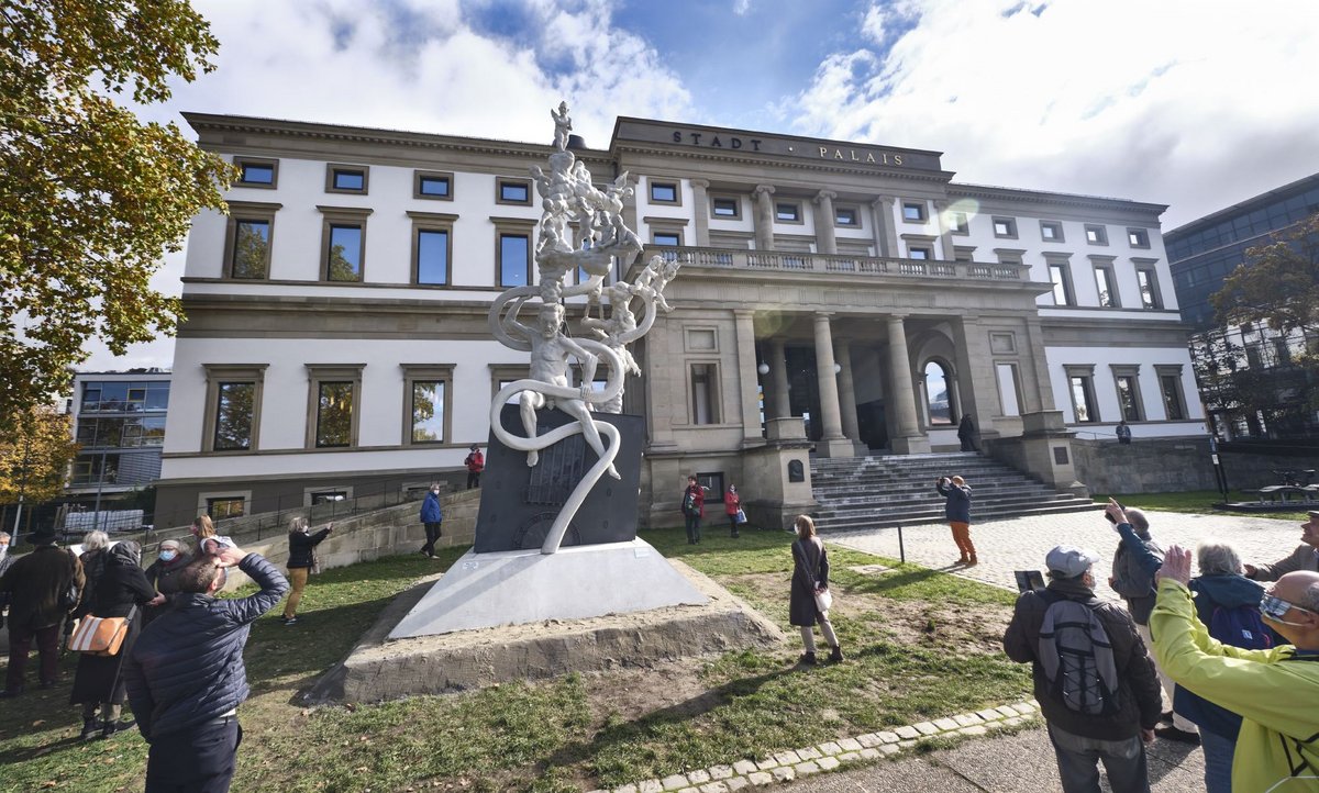 Tag eins nach der nächtlichen Aufstellung: Viele sind neugierig auf das S-21-Denkmal, das endlich einen Platz gefunden hat.