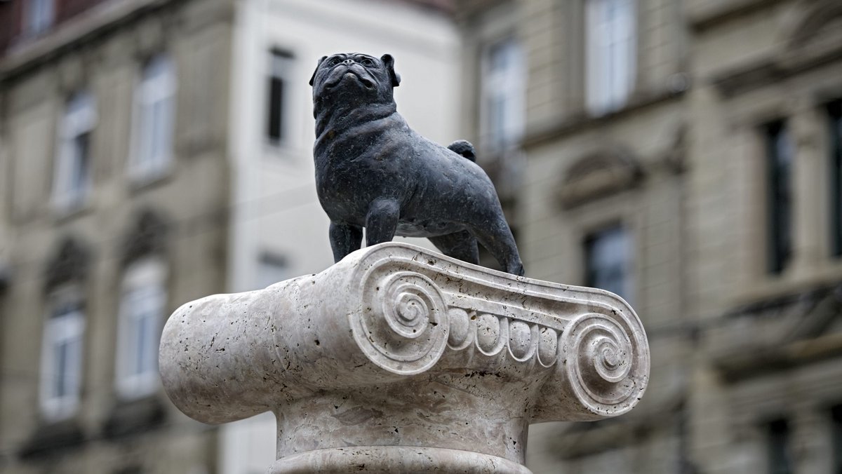 Loriots Mops, verewigt auf dem Stuttgarter Eugensplatz, hat Leuchtturmcharakter. Fotos: Joachim E. Röttgers