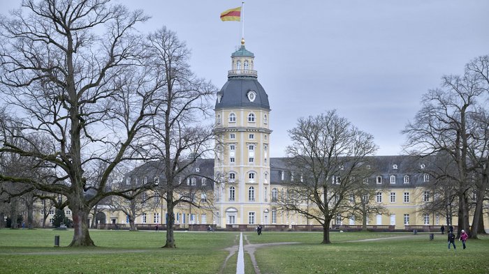 Beste Lage: Ein Keramikband am Boden führt durch den Park bis zum Karlsruher Schloss.