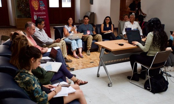 Maria Gonzalez (weiße Bluse) von IMDEC berichtet vom gefährlichen Kampf gegen Mega-Staudämme, die Wasserknappheit verursachen.