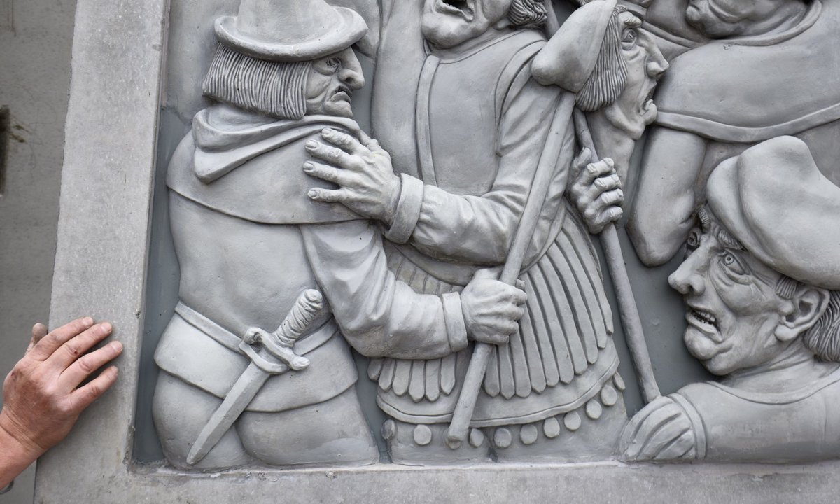 Hände in natura und im Halbrelief, fast gleich groß.