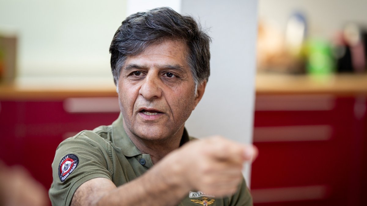 Mehran Mirzaie in der Kontext-Redaktion. Fotos: Julian Rettig