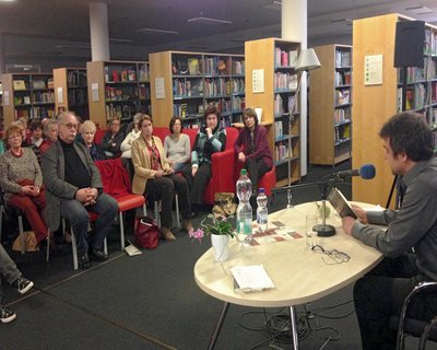 Wolfgang Bauer liest in der örtlichen Bibliothek. 