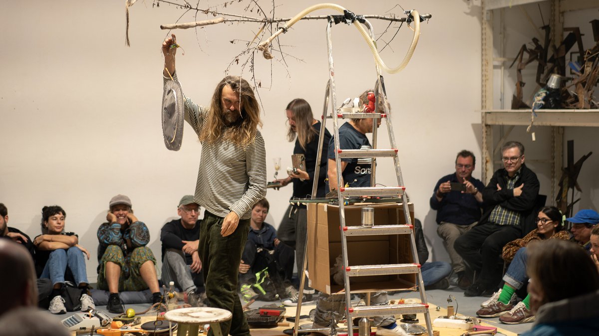 Válek Merta Tarnovski – Metal, Performance, 2025. Foto: Florian Siegert