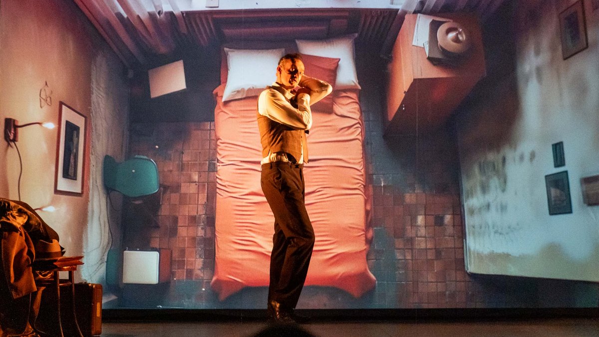 Der Schauspieler agiert zwischen zwei Projektionsebenen, auch in der Horizontalen.