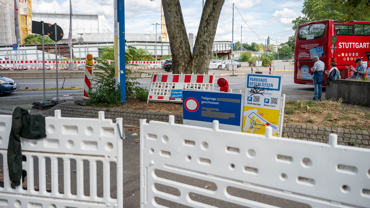 Blick hinüber zum Fernwanderweg 1, dazwischen: Start einer Stuttgart City Tour, wie passend.