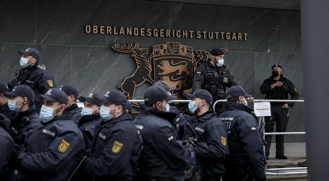 Nicht gerade einladend: Formation vor dem Besuchereingang.  Nicht gerade einladend: Formation vor dem Besuchereingang.